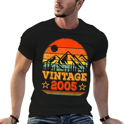 Retro Sunset 17 Years Old Vintage 2005 17th Birthday  Tagless Design T-Shirt