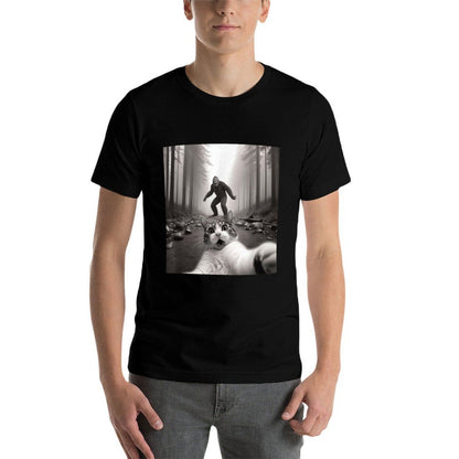 Funny Surprised Scared Cat Selfie With Sasquatsch Bigfoot  Tagless Design T-Shirt