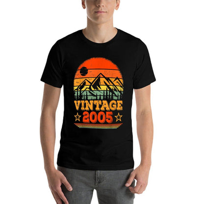Retro Sunset 17 Years Old Vintage 2005 17th Birthday  Tagless Design T-Shirt