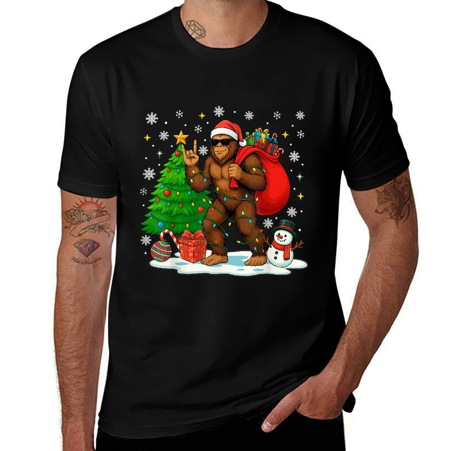 Santa Bigfoot Christmas Tree Lights Boys Men Sasquatch Lover  Lightweight T-Shirt