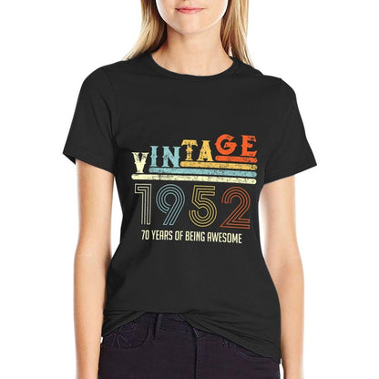Vintage 1952 70 Years Of Being Awesome 70th Birthday  Trendy Pattern T-Shirt