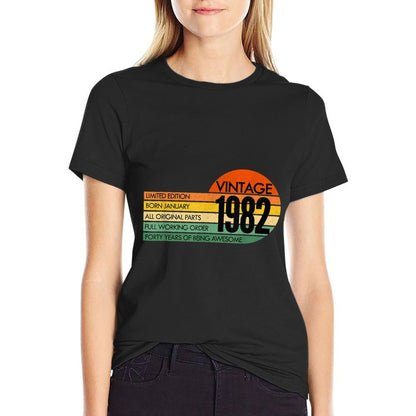 40 Years Old Vintage JANUARY 1982 40th Birthday  Classic T-Shirt