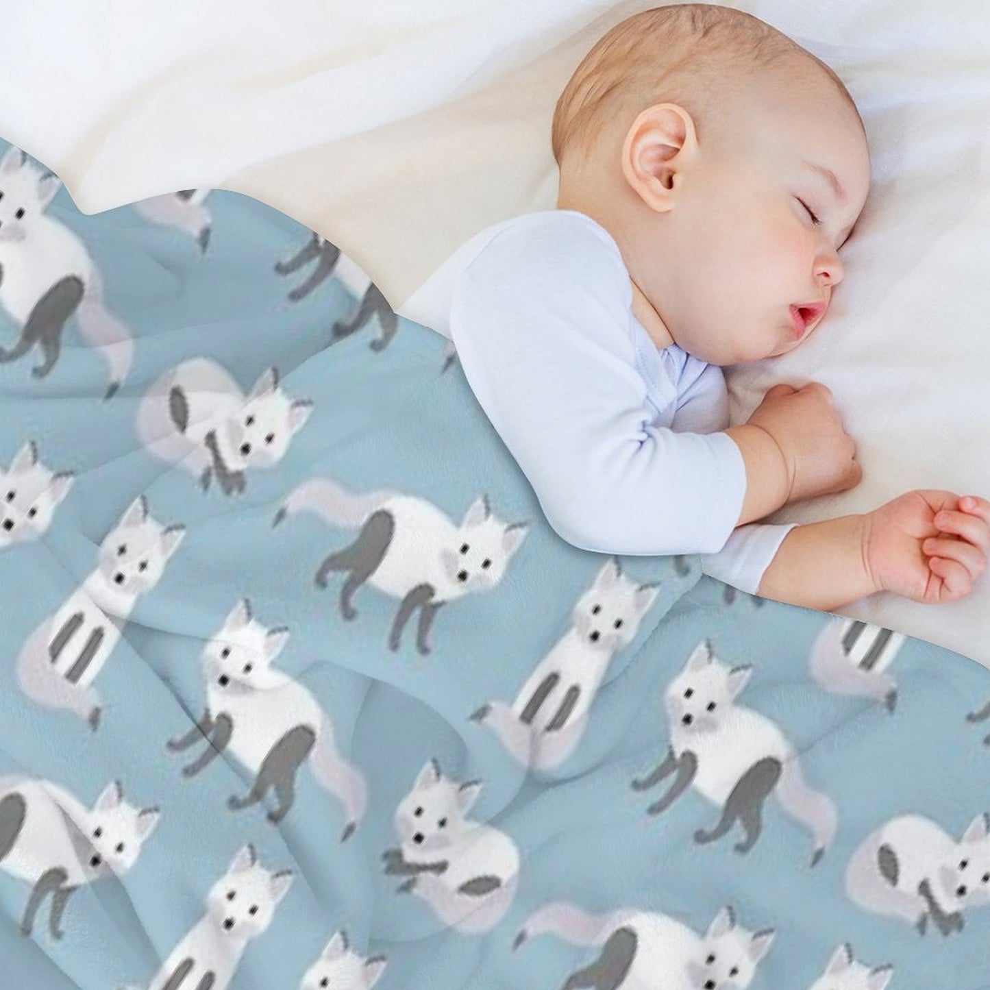 Arctic Fox Pattern Machine-washable Throw Blanket