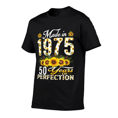 50 Years Old Made In 1975 Floral 50th Birthday Decorations  Graphic-printed T-Shirt