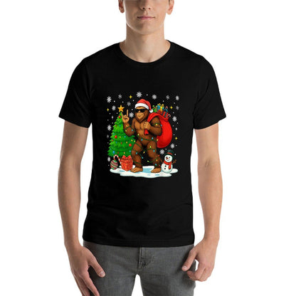 Santa Bigfoot Christmas Tree Lights Boys Men Sasquatch Lover  Lightweight T-Shirt