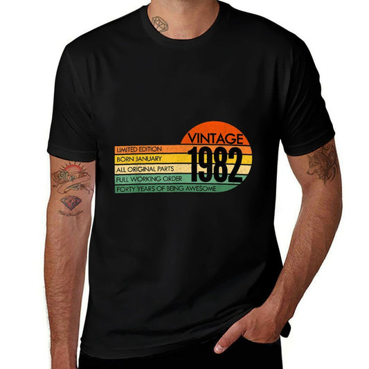 40 Years Old Vintage JANUARY 1982 40th Birthday  Classic T-Shirt